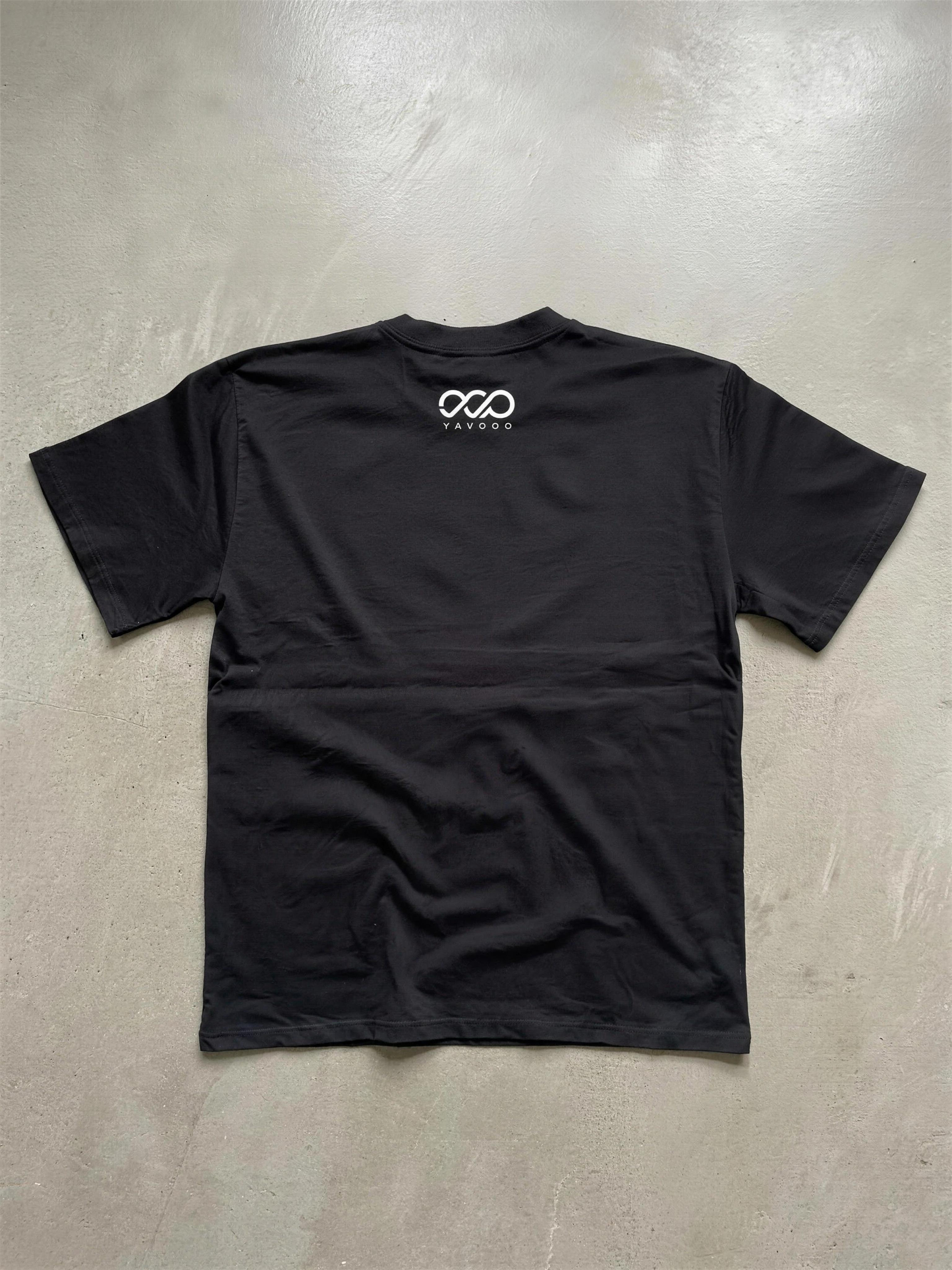 YAVOOO Tee Black Oversized – Light Concrete Back