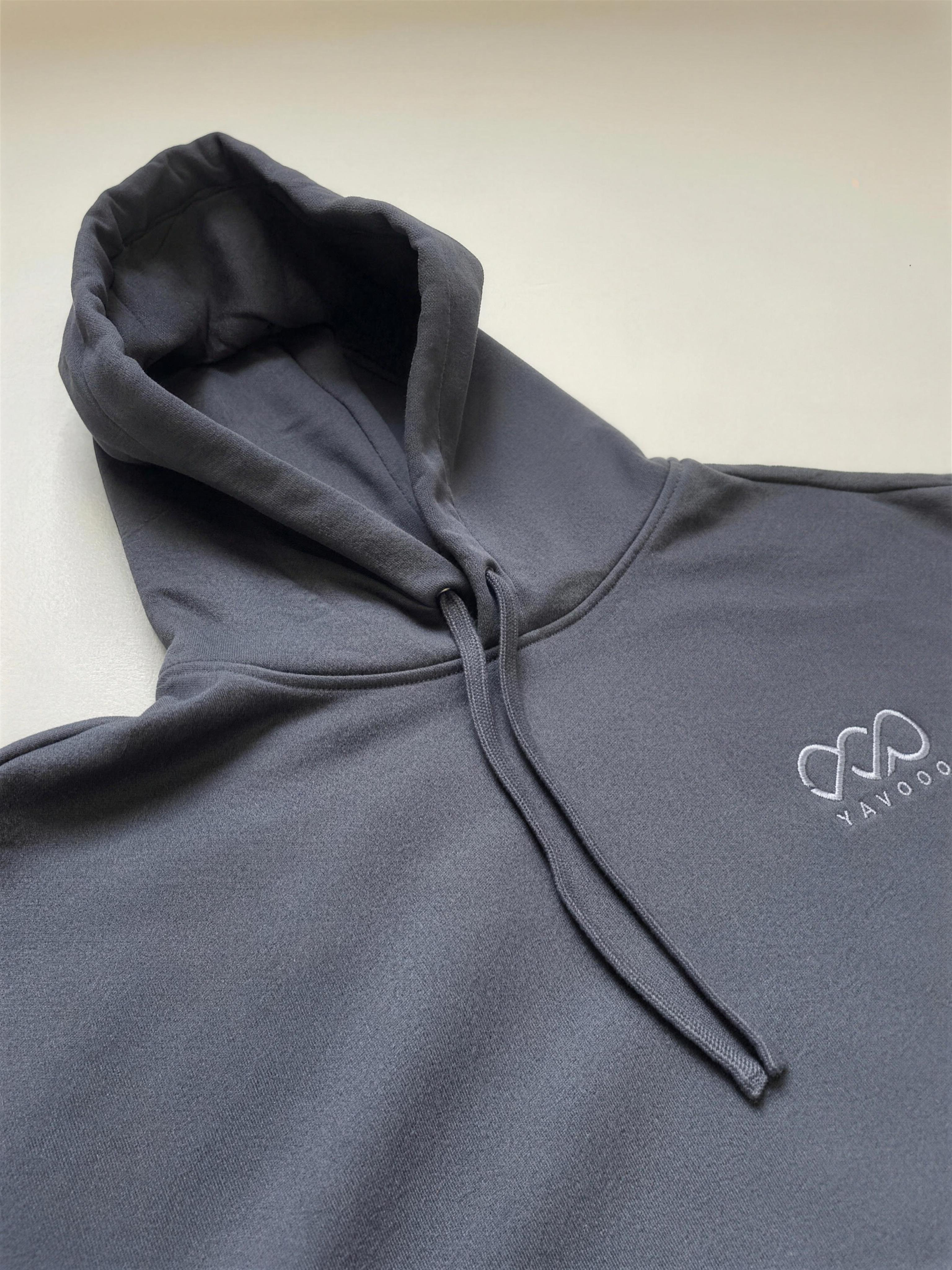 YAVOOO Hoodie - dettaglio cappuccio e logo ricamato