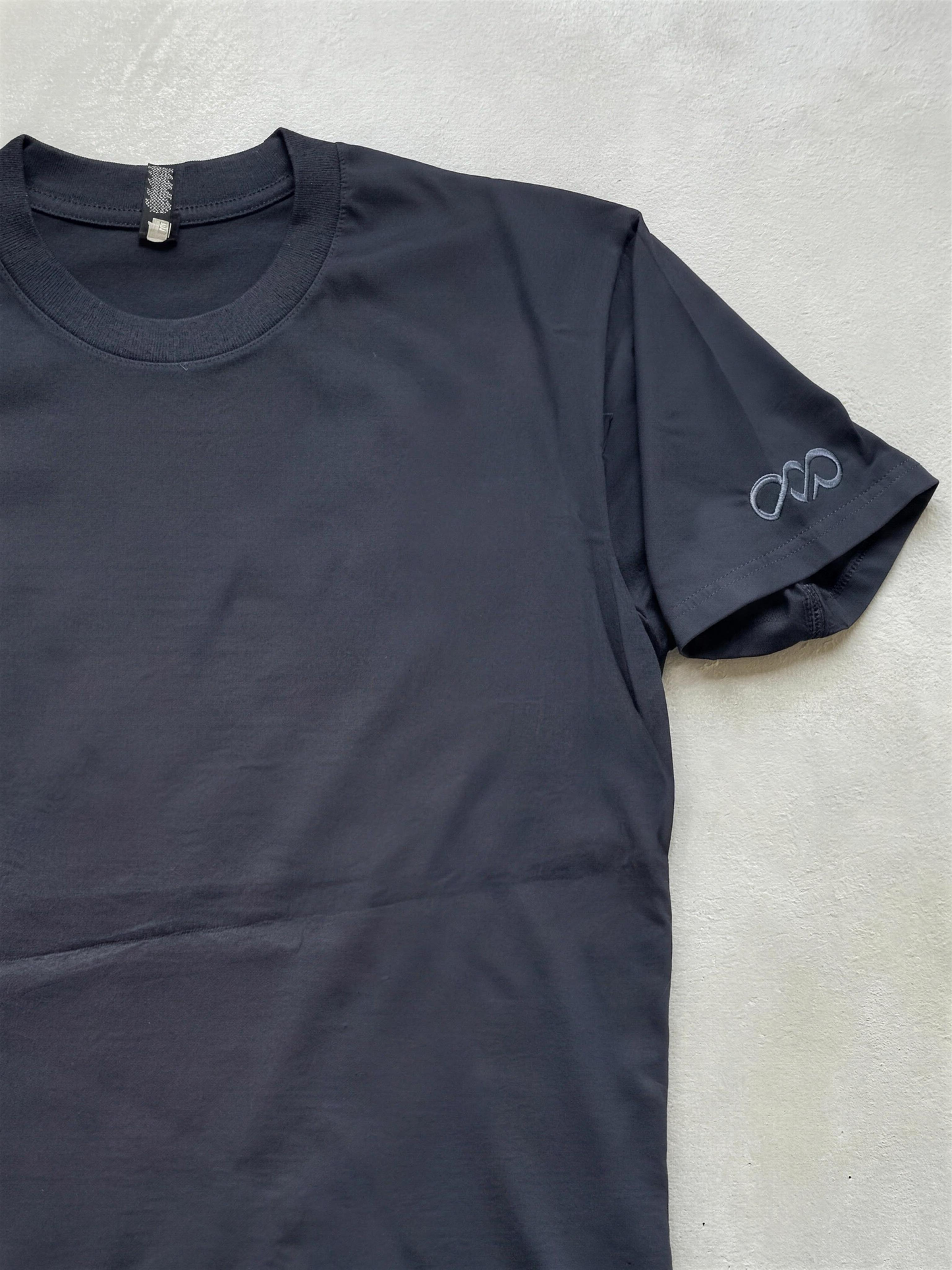 YAVOOO Regular Fit Tee – Detail Hem Logo Light Concrete